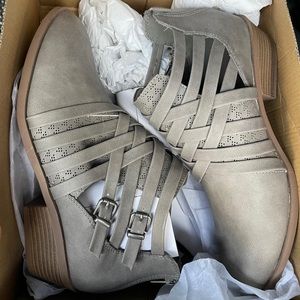 AMERICAN EAGLE BOOTIES